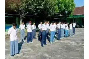 13 Potret pelajar kenakan seragam nyeleneh ini bikin tepuk jidat, kok kepikiran ya?
