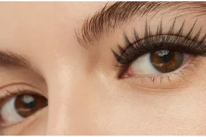 Tanpa serum, cara lebatkan bulu mata rontok akibat sering pakai maskara ini hanya butuh 2 bahan alami