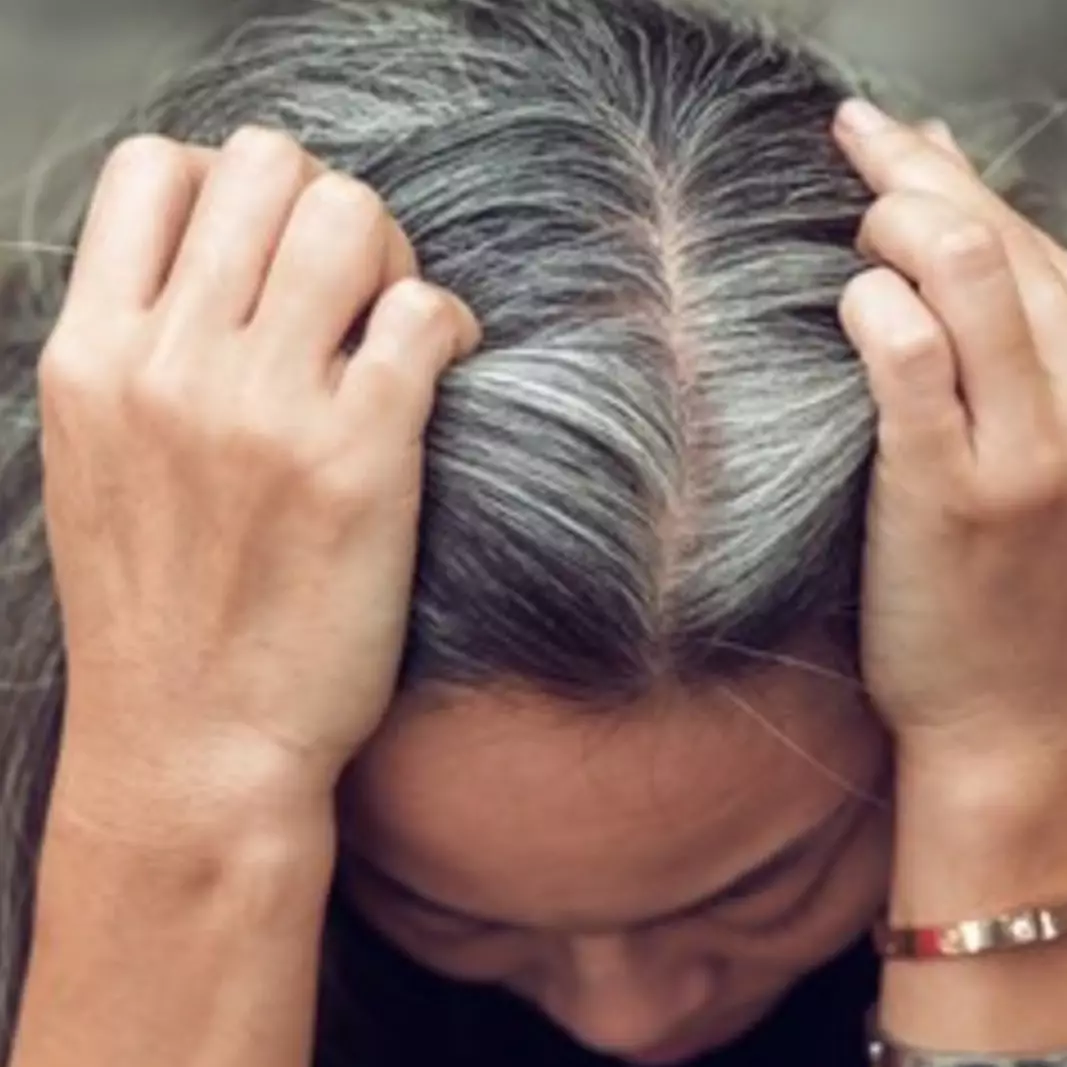 Tak perlu dicat, ini cara mudah kembalikan rambut beruban jadi hitam alami pakai 1 jenis kacang