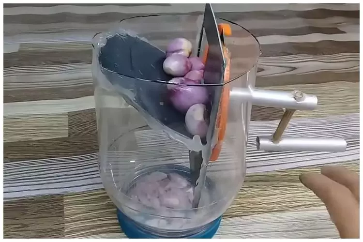 Bermodal toples bekas, ini cara kreatif bikin alat pengiris bawang yang sederhana dan kokoh