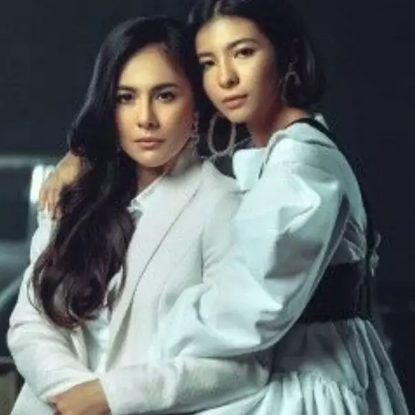 Wajahnya bak copy paste, potret 11 seleb 90-an bareng putrinya ini malah mirip kakak beradik