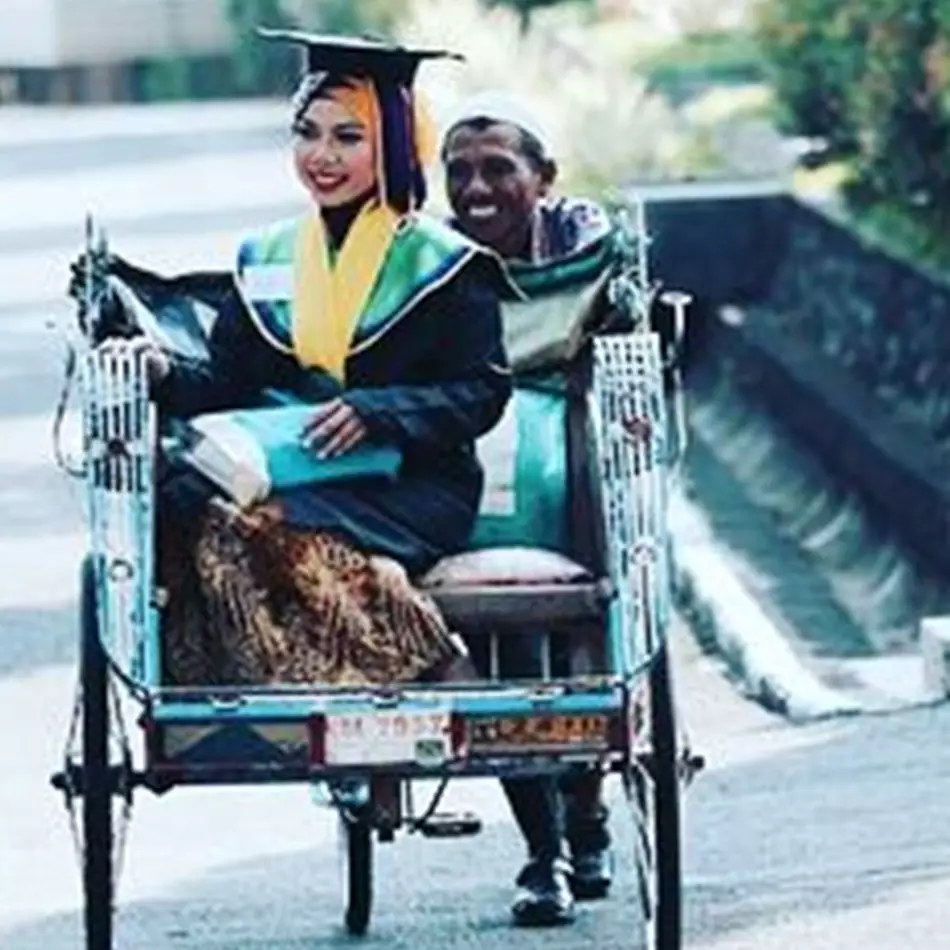 Pernah viral wisuda diantar ayah naik becak, ini 7 potret baru Raeni yang kini jadi doktor di Inggris