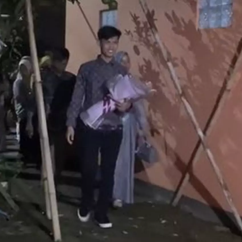 Momen lamaran sepasang kekasih ini tanpa dekorasi dan MUA profesional, begini potret khidmatnya