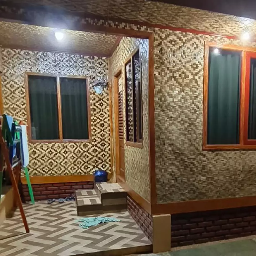 Dari luar sederhana berdinding gedek bambu, 11 potret dalamnya bikin berasa liburan di vila tiap hari