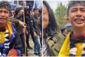 Momen haru mahasiswa berikan selamat pada temannya yang lulus di semester 14 ini bikin senyum bahagia