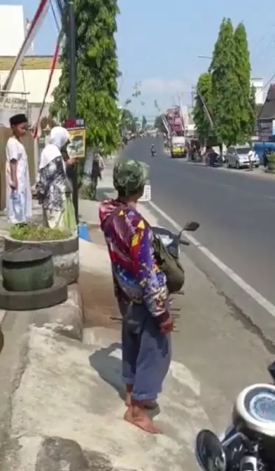 Momen kocak kakek-kakek rekam rombongan Jokowi Instagram