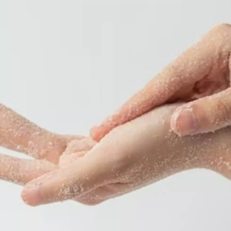 Cegah kasar dan belang, begini cara membuat scrub eksfoliasi kulit tangan pakai 1 jenis bahan pemanis