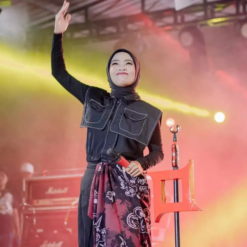 Wajahnya disebut Posan mirip pembantu, intip 11 gaya Tantri Kotak tampil stylish di keseharian