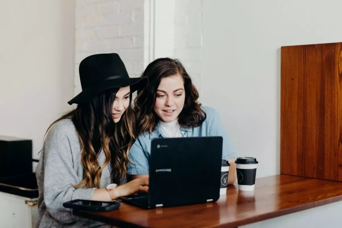 Cara berbagi laptop dengan teman di Windows 11, agar data kamu aman