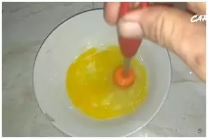 Cara unik warganet sulap gagang sutil patah jadi alat pengaduk telur, kreatif pakai 1 barang bekas