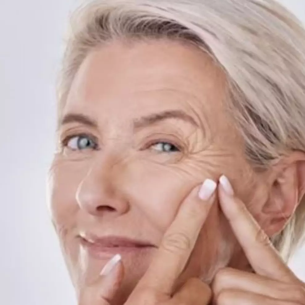 Bukan pakai putih telur, begini cara mengatasi garis halus pada area wajah dengan 1 bahan minuman