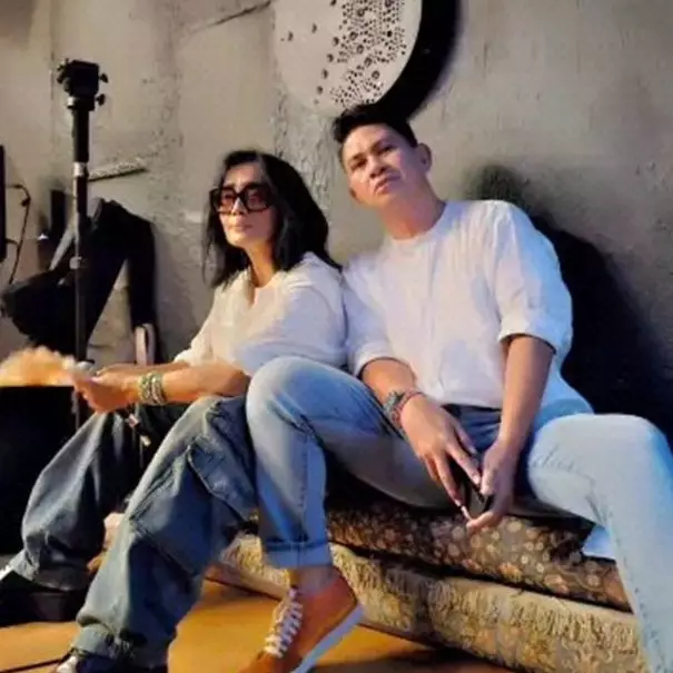 Lupakan kisah pahit perceraian, ini momen akrab 7 pasangan seleb era 90-an yang bikin kagum