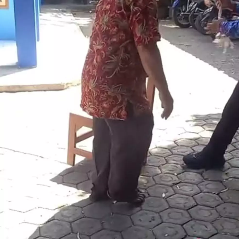 Cara pria turunkan kursi dari lantai dua ini kreatif nan nyeleneh abis, mudah tapi berisiko