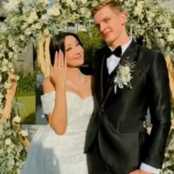 Umumkan pertunangan dengan pasangan, 9 momen lamaran Lucinta Luna dan pria bule ini bak royal wedding