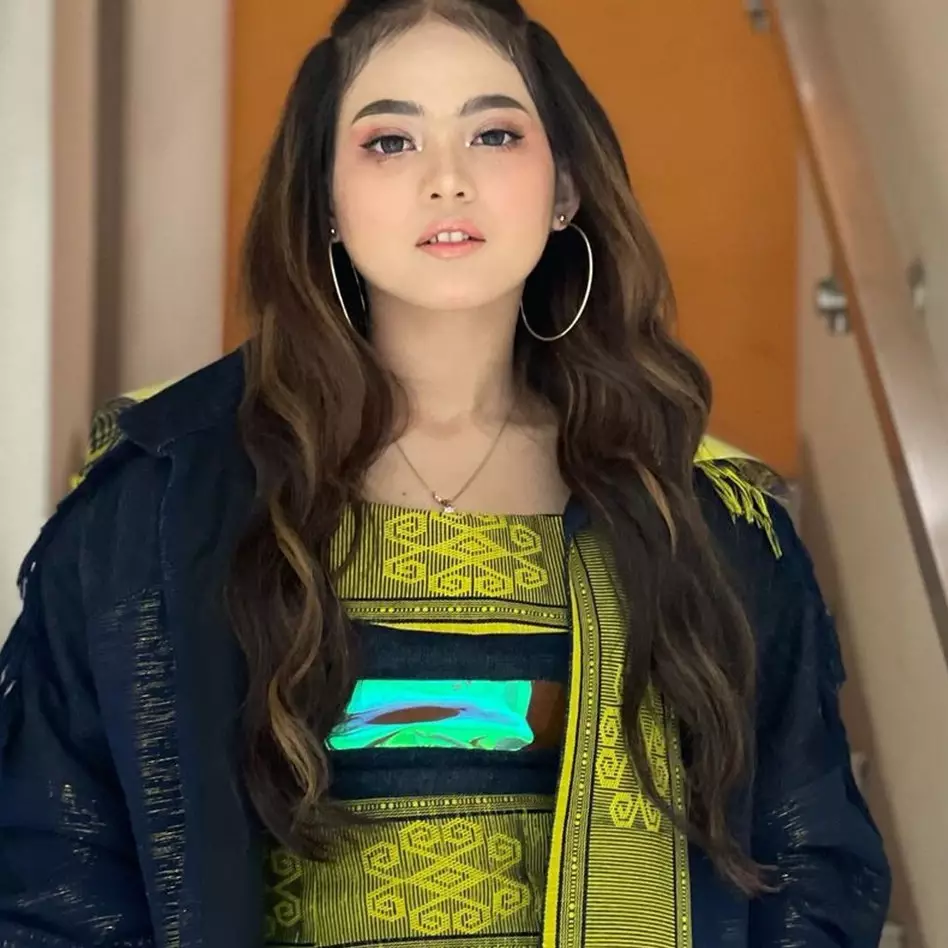 Dilamar anak pebisnis tajir, begini 11 momen lamaran Putri D'Academy yang digelar sederhana di rumah