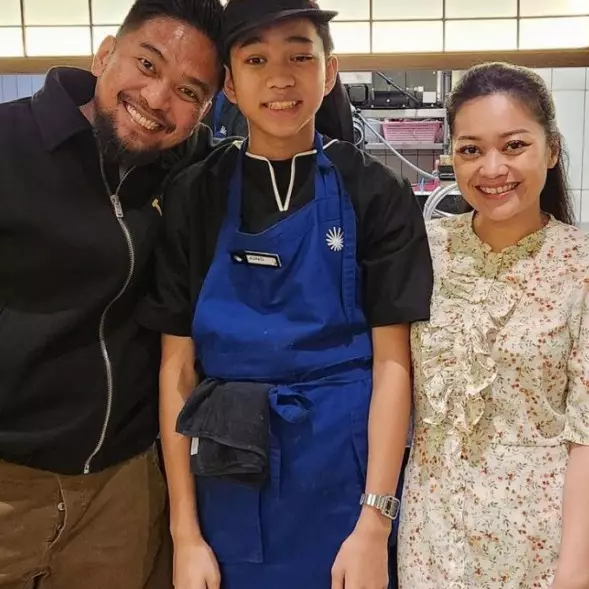 Tak gengsi meski orang tuanya artis, begini 9 momen Juno anak Imam Darto kerja jadi pelayan restoran