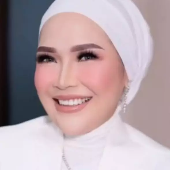 Alih-alih fokus treatment, momen ibu Ayu Ting Ting perawatan wajah ini disebut bak toko emas berjalan