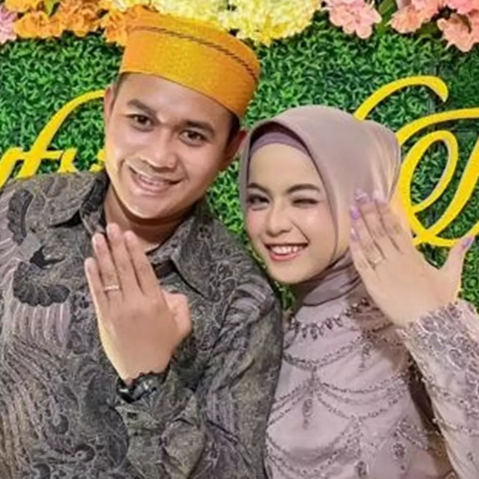 12 Potret mesra Putri D’Academy &amp; Abdul Azis yang baru terekspos, momen naik haji bareng jadi sorotan