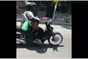 Bukannya fokus bekerja, 11 potret kocak driver ojek online main alat musik ini aksinya random abis