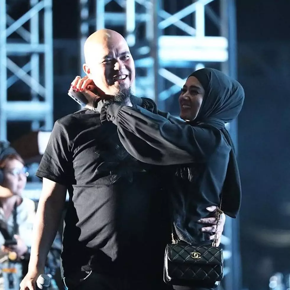 Bukannya ikutan nyanyi, Mulan Jameela justru tadarusan saat nonton konser Dewa 19 All Stars