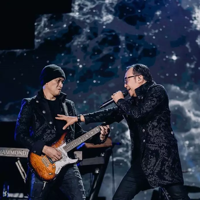 Konser Dewa 19 All Stars di Solo, tak bosan-bosannya terlena alunan panggung musik Ahmad Dhani cs