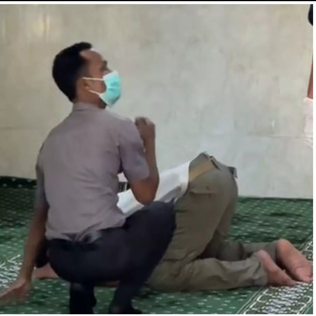 Pria ini terlalu lama sujud sampai dicek tim forensik, alasan di baliknya bikin orang ramai mendoakan