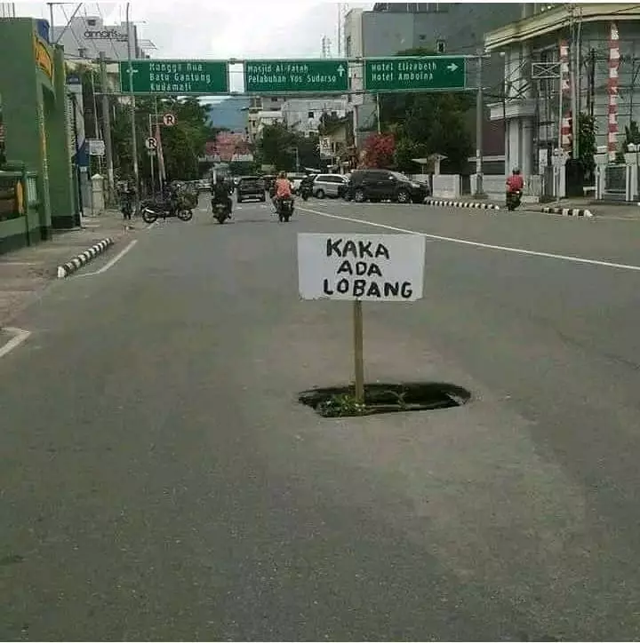 Potret kocak peringatan jalan rusak Berbagai sumber
