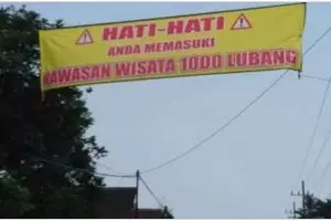 11 Potret kocak peringatan jalan rusak ini tulisannya nyindir abis