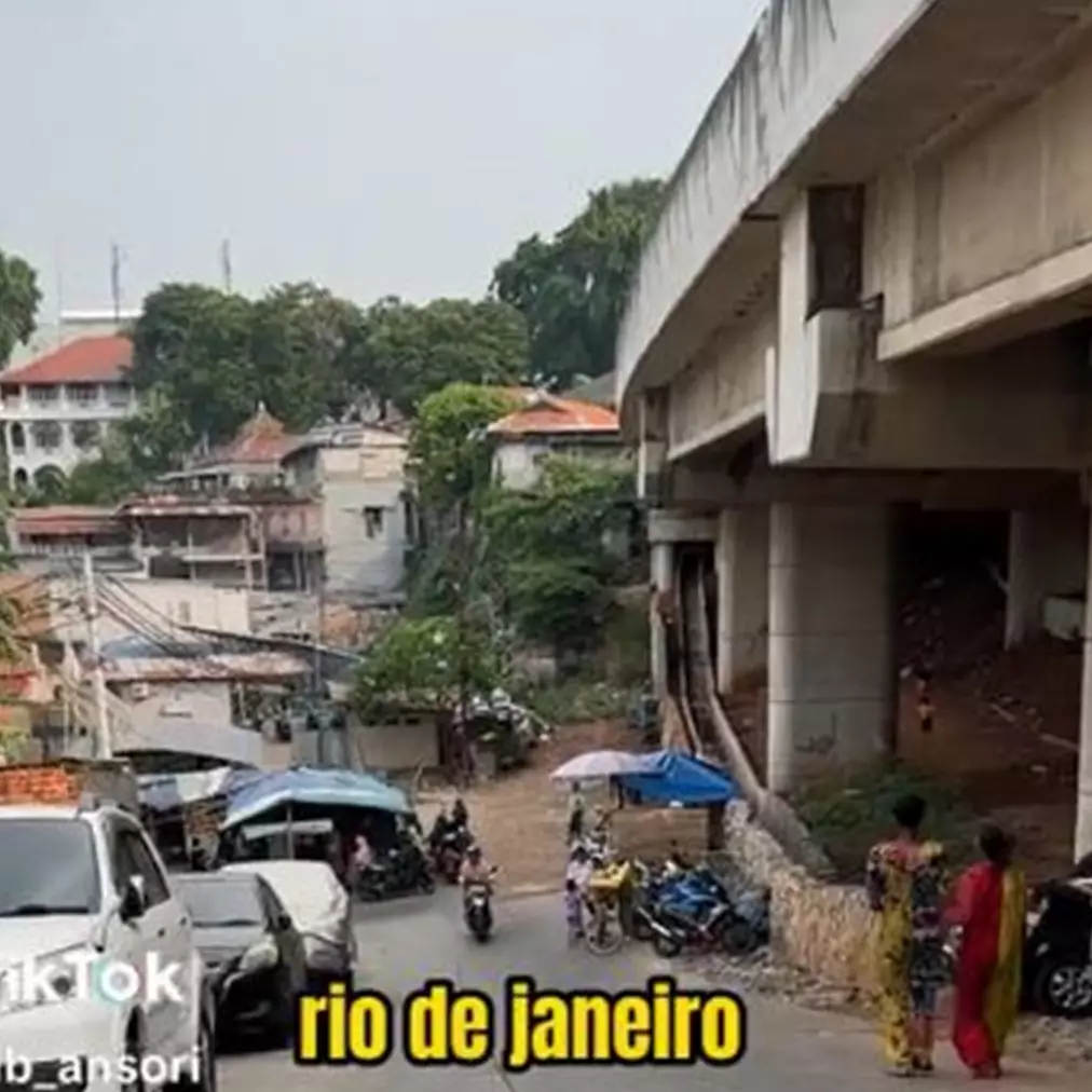 Penampakan pemukiman di Jakarta ini mirip Rio De Janeiro di Brazil, sumpek tapi otentik