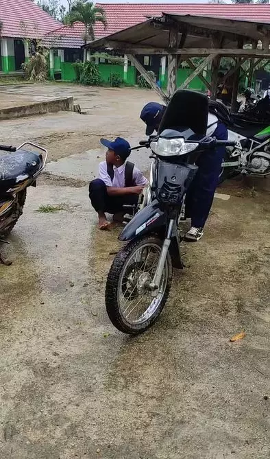 Cara unik ini bikin motor tidak gampang terpeleset TikTok Cara unik ini bikin motor tidak gampang terpeleset TikTok