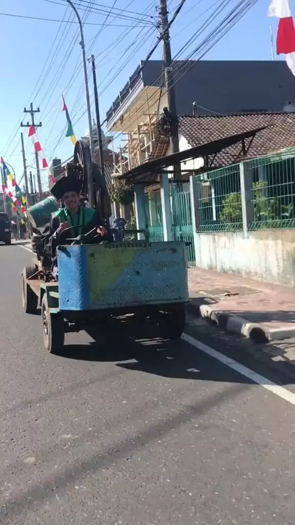 Wisuda pakai mobil mesin gergaji kayu Berbagai sumber Wisuda pakai mobil mesin gergaji kayu Berbagai sumber