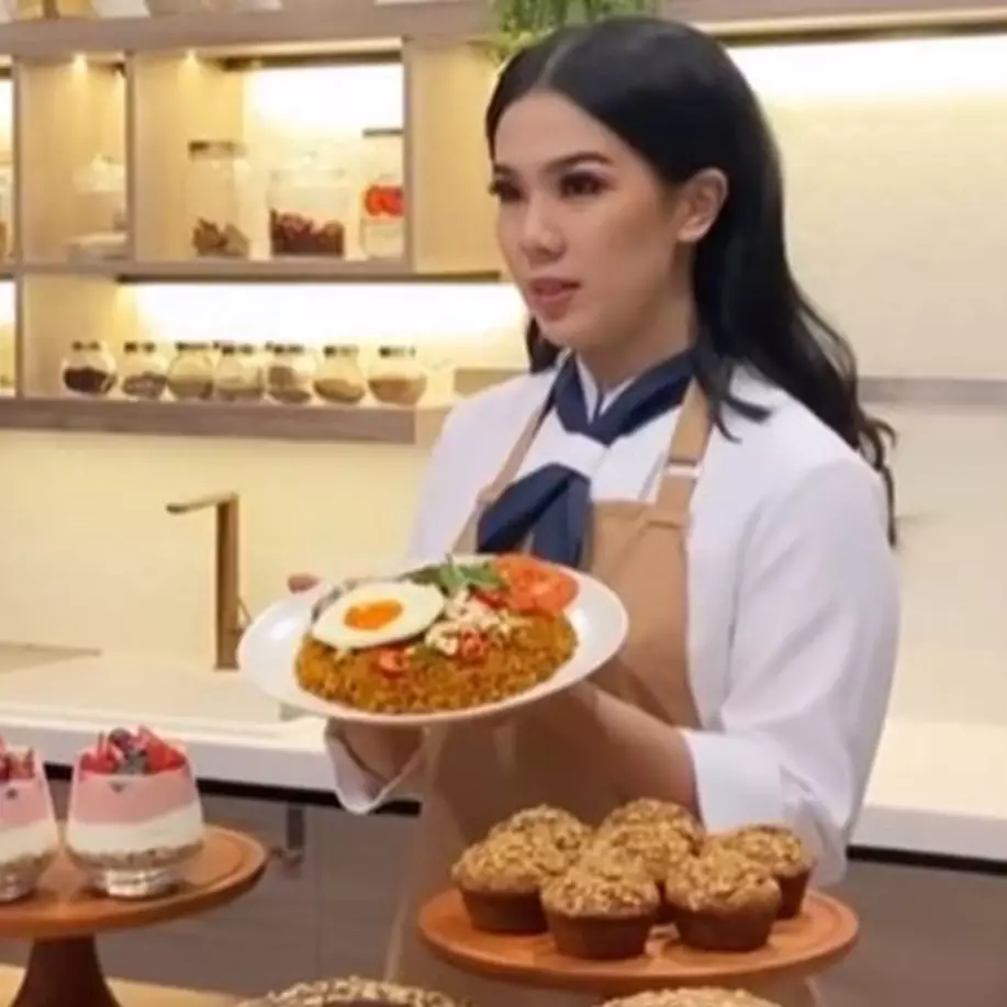 Biasa tampil pakai apron, penampilan 9 chef saat berkebaya ini manglingi pol