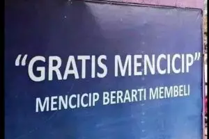 11 Tulisan lucu 'gratis' di spanduk dagang ini bikin pengunjung terkecoh, maunya apa sih?