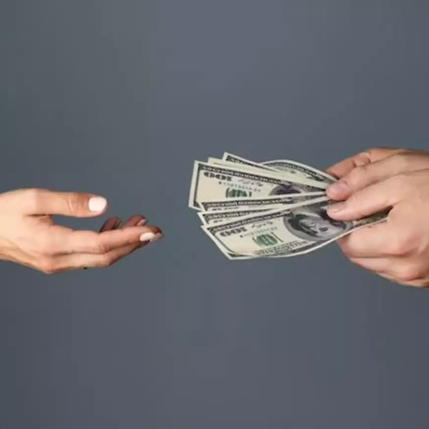 Cara jitu meminjam uang ke teman agar berhasil, tanpa merusak hubungan baik