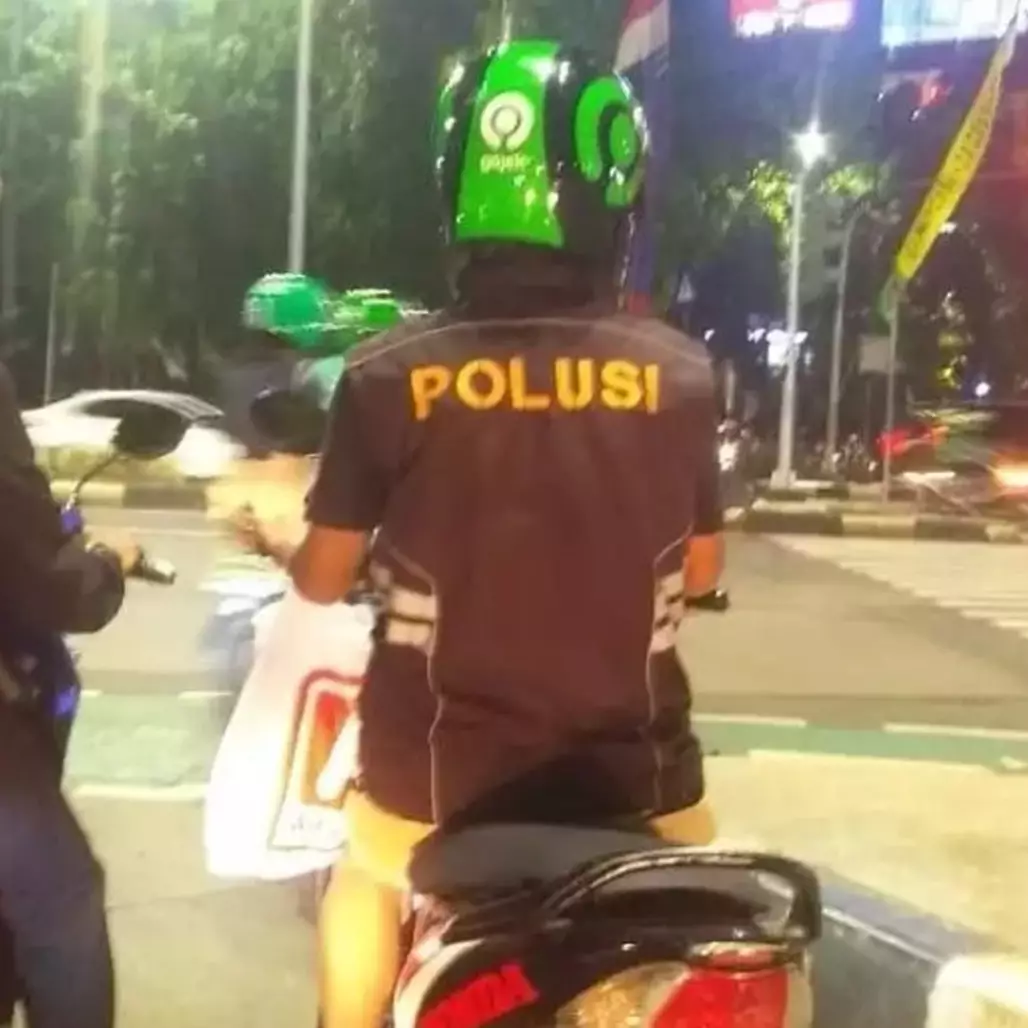 13 Potret nyeleneh pakaian pengendara ini bisa jadi hiburan kala jalan lagi macet-macetnya