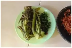 Bukan baking soda atau tanah liat, ini cara rebus lalapan daun pepaya antipahit pakai 1 bahan dapur