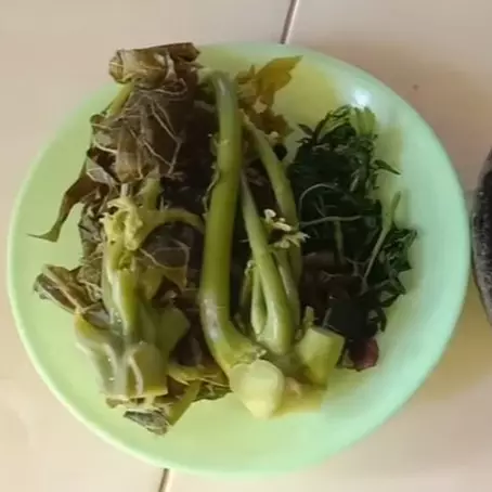 Bukan baking soda atau tanah liat, ini cara rebus lalapan daun pepaya antipahit pakai 1 bahan dapur