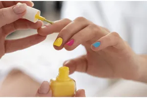 Bukan pakai aseton, ini trik menghapus kuteks gel agar kembali bersih dan lembap pakai 1 bahan alami