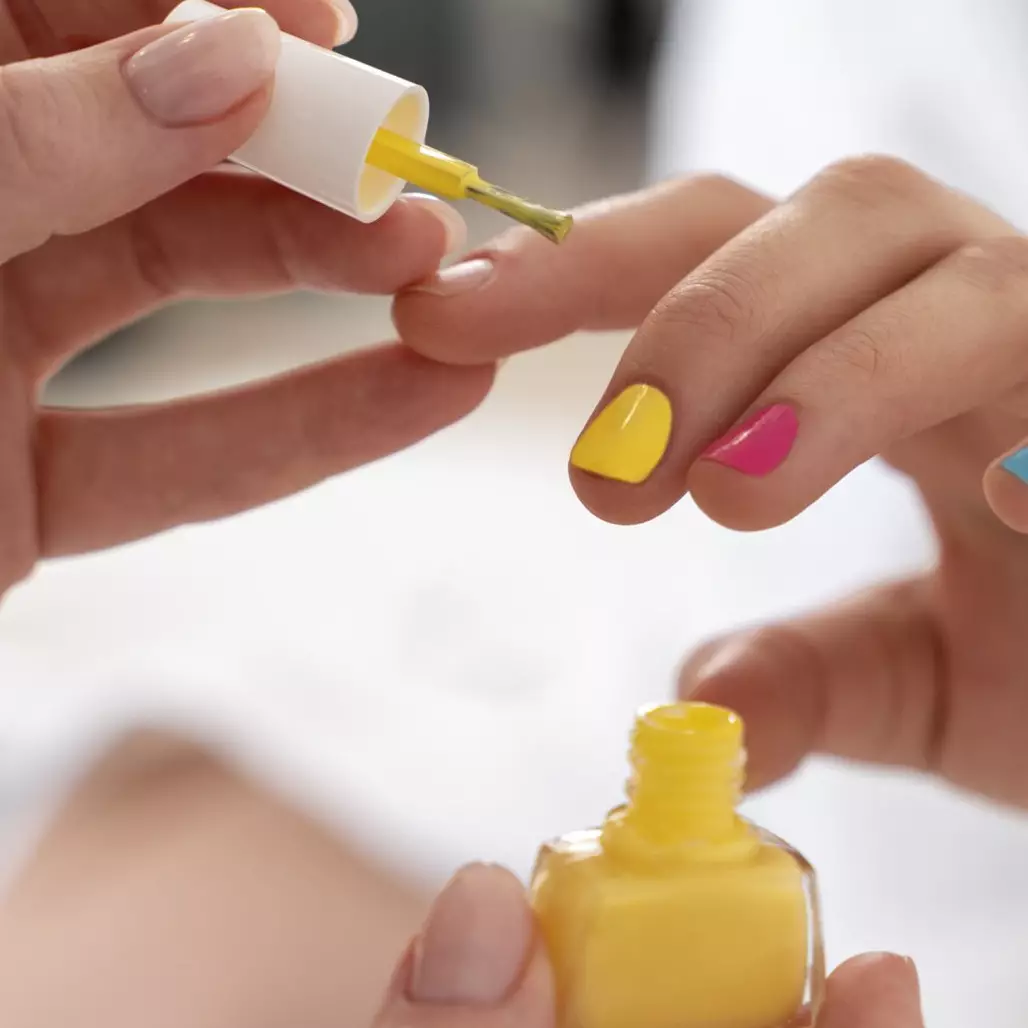 Bukan pakai aseton, ini trik menghapus kuteks gel agar kembali bersih dan lembap pakai 1 bahan alami