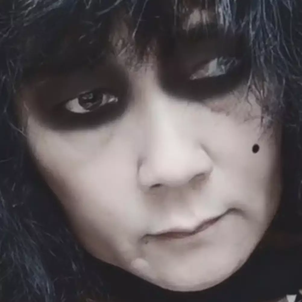 Bak reinkarnasi ratu horor, emak-emak ini punya wajah mirip banget dengan Suzzanna, intip 9 potretnya