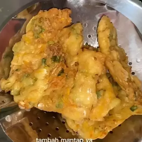 Hanya pakai 1 jenis tepung, ini trik bikin adonan bakwan sayur yang renyah dan warnanya tetap cerah