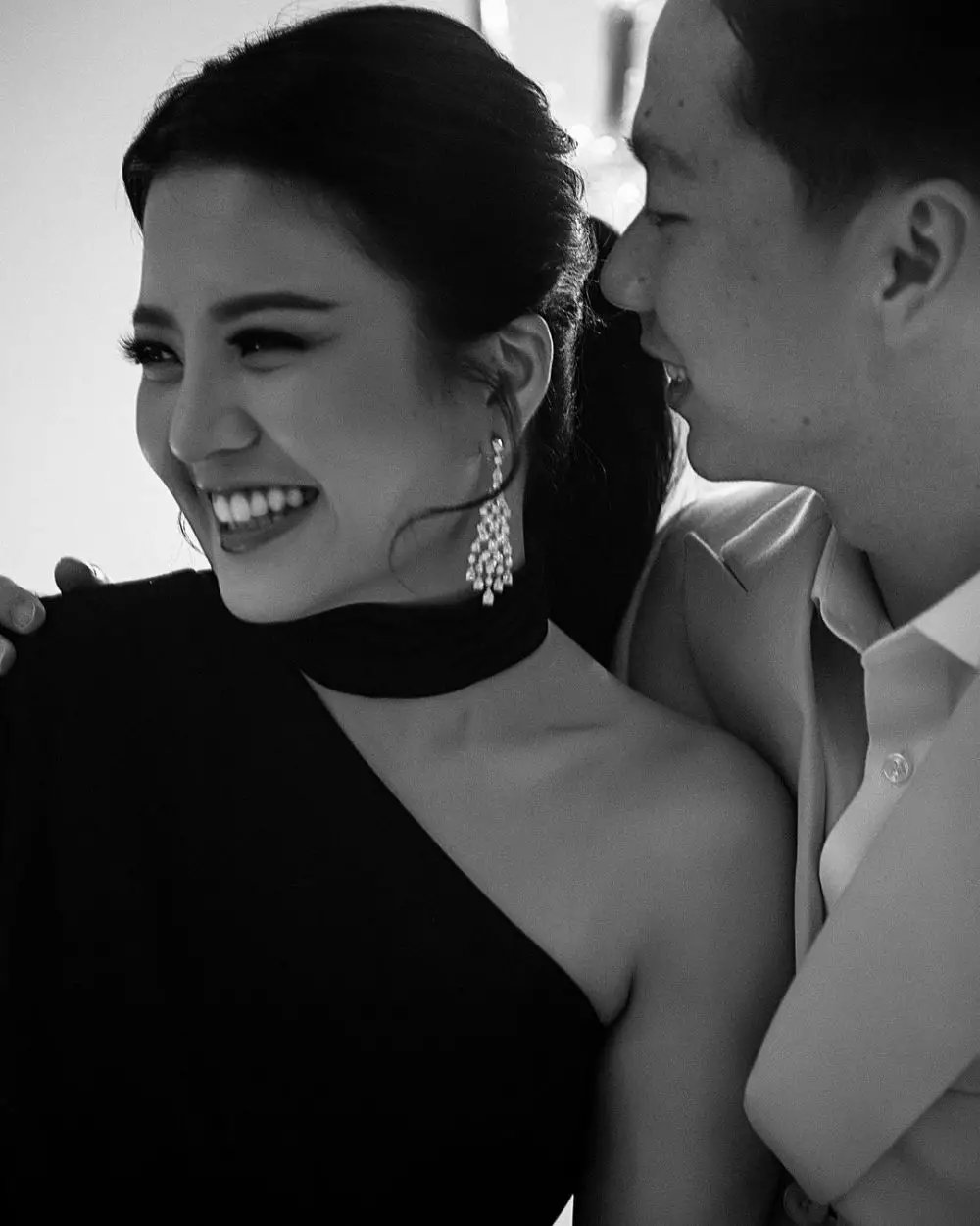 valen isyaratkan hamil anak pertama © instagram