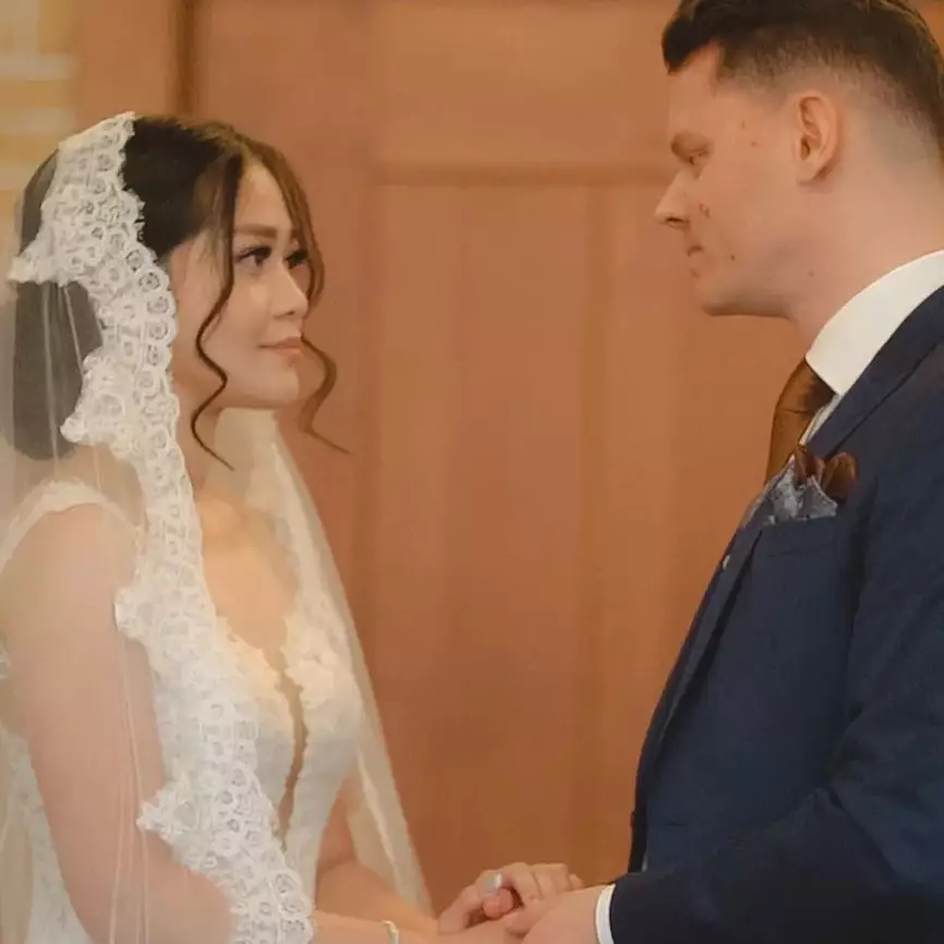 Potret 8 seleb diam-diam dipersunting bule, ada yang dinikahi aktor Hollywood