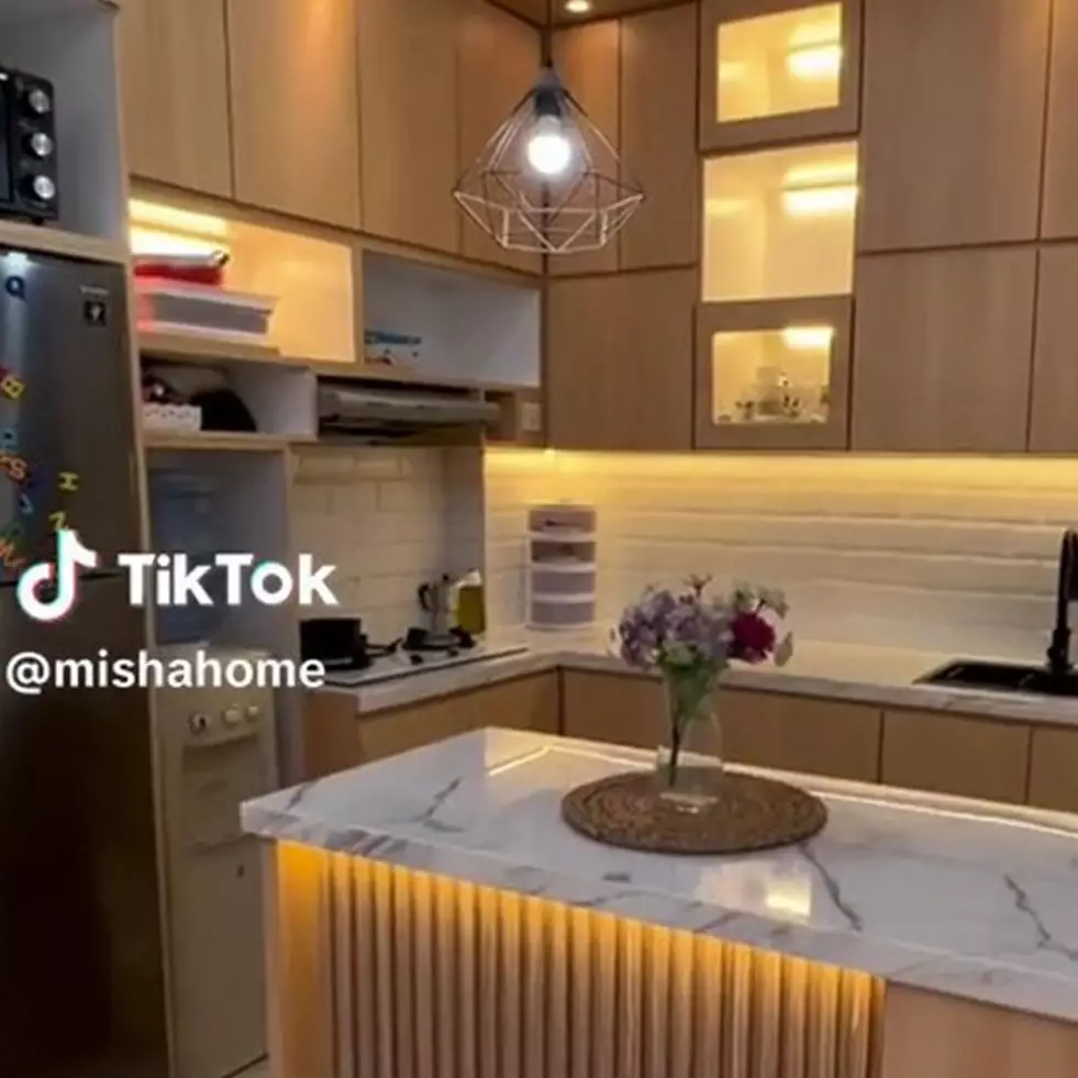 Heboh dengan stiker dinding, 9 potret rumah usai direnovasi ini rasanya seperti vila mewah estetik