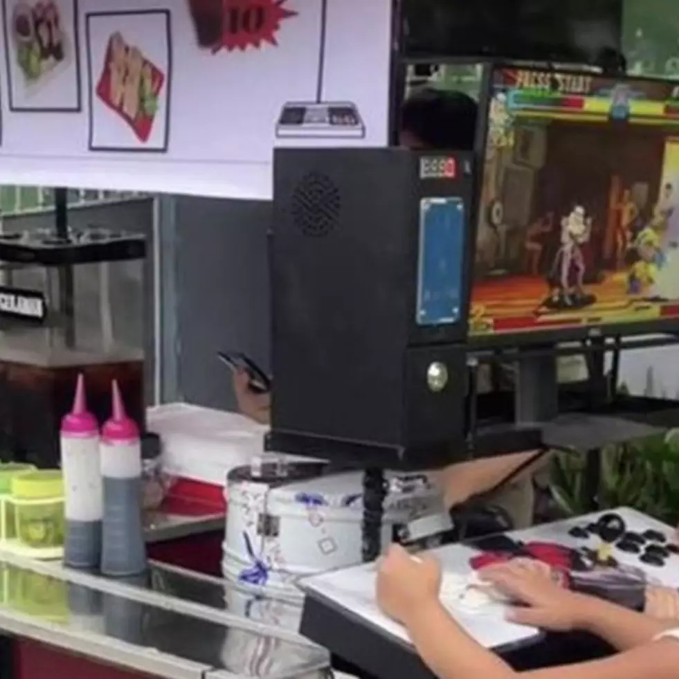 13 Potret kocak fitur nggak biasa di gerobak pedagang kaki lima ini bikin lihat dua kali