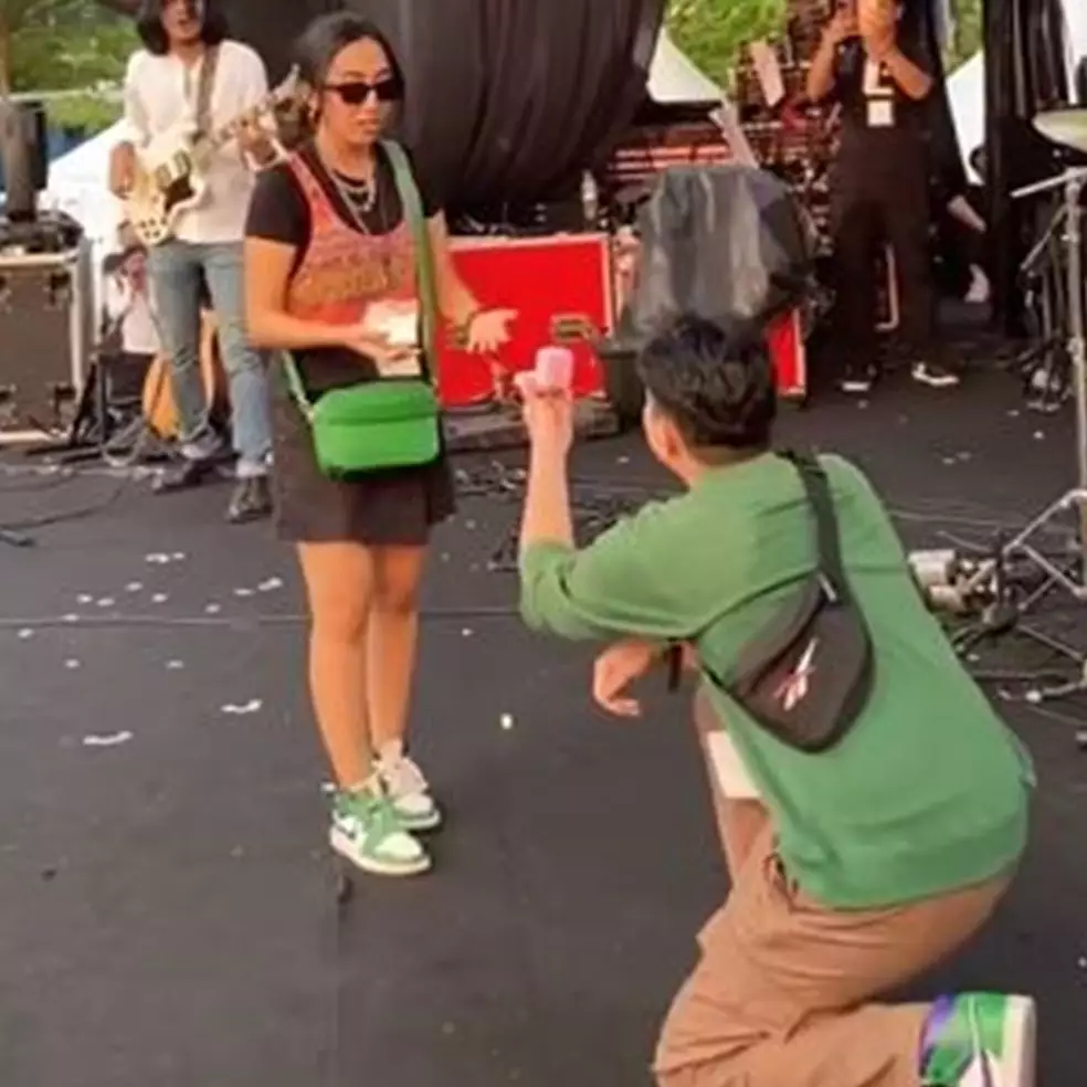 Kelewat romantis, momen cowok melamar sang kekasih saat nonton konser ini bikin iri
