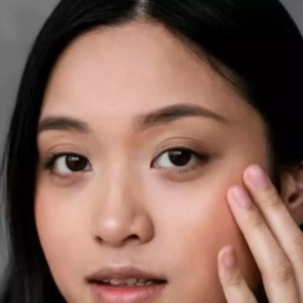 Bukan dengan eye patch, ini trik atasi dark circle dan garis halus area mata pakai 1 jenis minyak