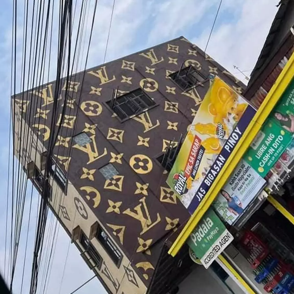 11 Potret kocak tampilan luar rumah ini bentuknya antimainstream, selera pemiliknya unik juga