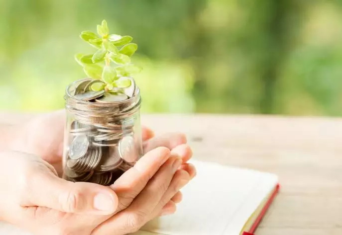 menyimpan uang menurut Islam © 2023 freepik.com