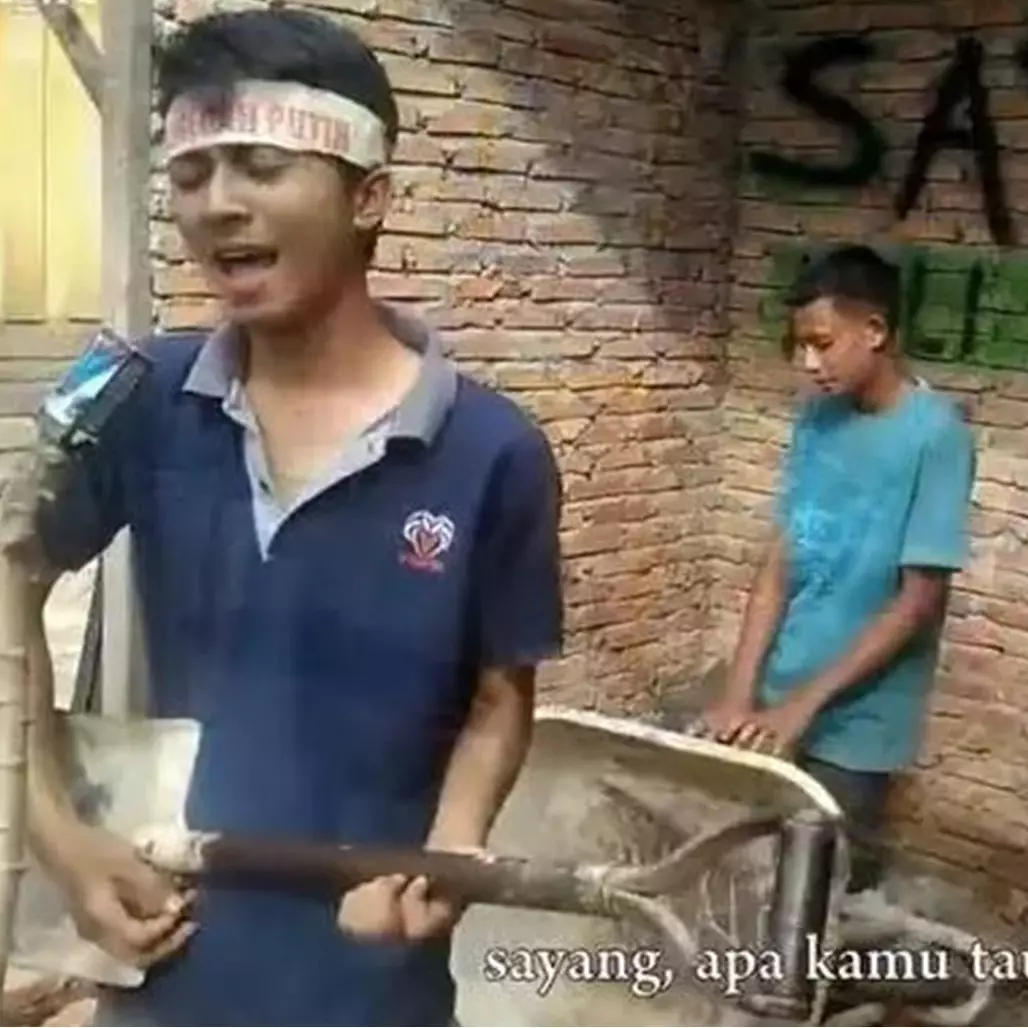 11 Potret kocak aksi kuli bangunan berpose ala anak band pakai alat kerja ini bikin nyengir receh